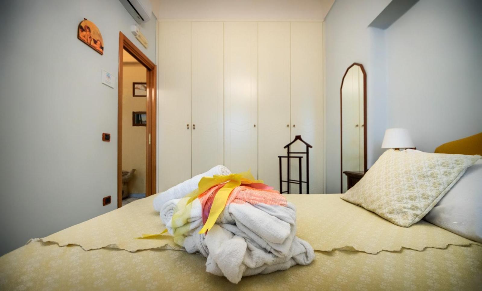 Bed and Breakfast La Finestra sul Mare Ischia Esterno foto